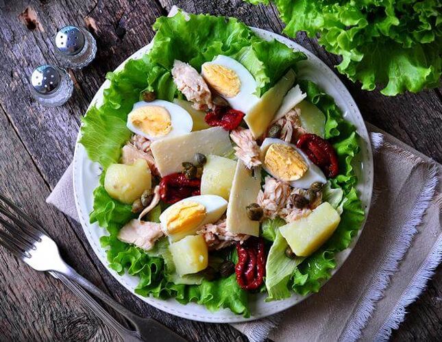 Canned tuna salad in a low-carb diet