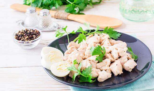 Chicken fillets cooked in a slow cooker - a nutritious dinner on a low-carb diet