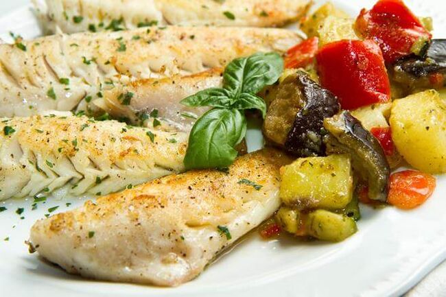In the weekly low-carb menu, cod is baked with eggplant and tomatoes. 